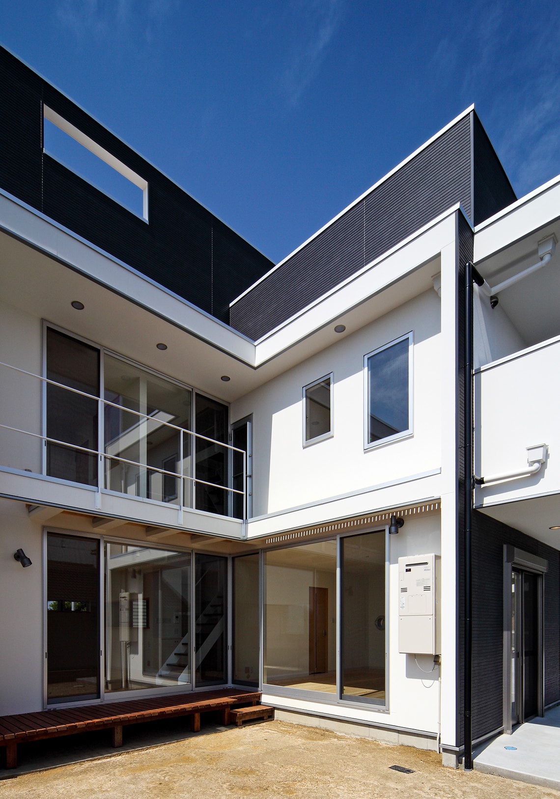 南からの光をたくさん浴びることのできる建物形状に。