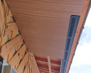大屋根の換気材を設置しました